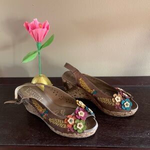 Super cute L’Artiste flowery wedges size 39